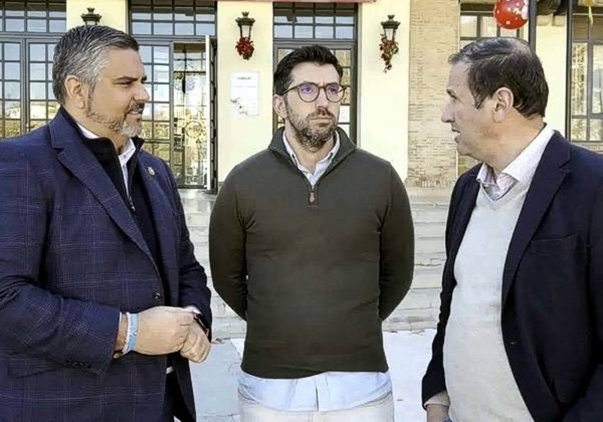 El alcalde de Teba, Cristóbal Corral y el alcalde de Campillos, Daniel Gómez, piden a Diputación de Málaga que reparen los daños en la carretera que les une.