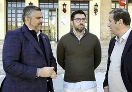 El alcalde de Teba, Cristóbal Corral y el alcalde de Campillos, Daniel Gómez, piden a Diputación de Málaga que reparen los daños en la carretera que les une.