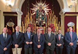 Hermanos mayores del Domingo de Ramos junto al altar del Señor de la Pollinica.