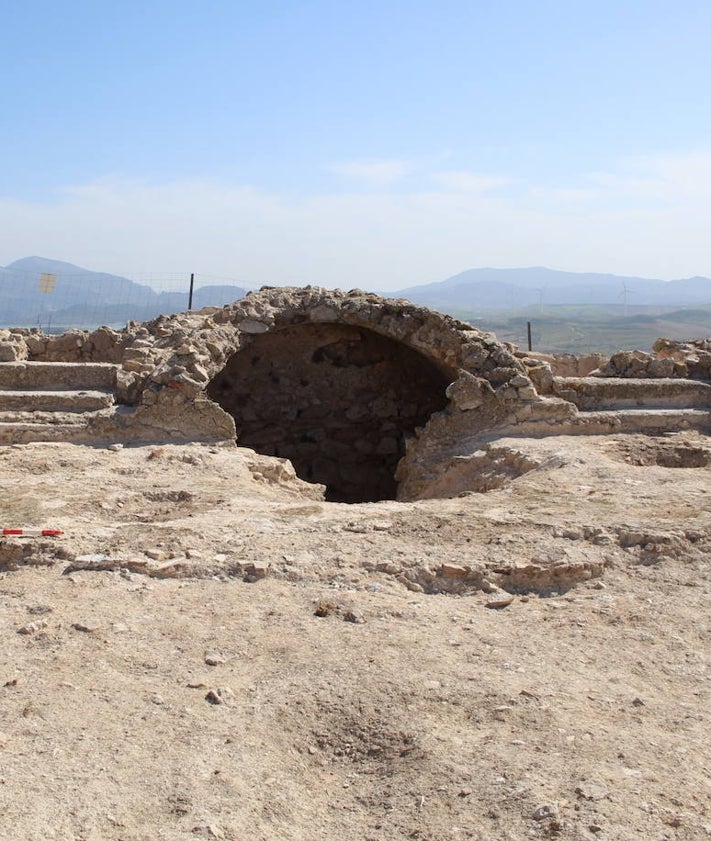 Imagen secundaria 2 - En la primera imagen, vista aérea del Castillo de la Estrella de Teba; en la segunda imagen, vista del gran vertido de restos humanos en la base de la torre del campanario y en la tercera imagen, los restos del altar de la iglesia de la Santa Cruz.