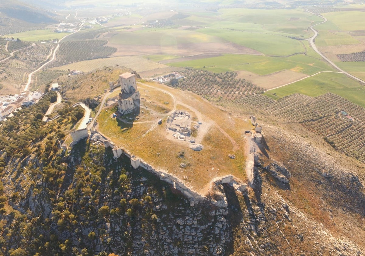 Imagen principal - En la primera imagen, vista aérea del Castillo de la Estrella de Teba; en la segunda imagen, vista del gran vertido de restos humanos en la base de la torre del campanario y en la tercera imagen, los restos del altar de la iglesia de la Santa Cruz.