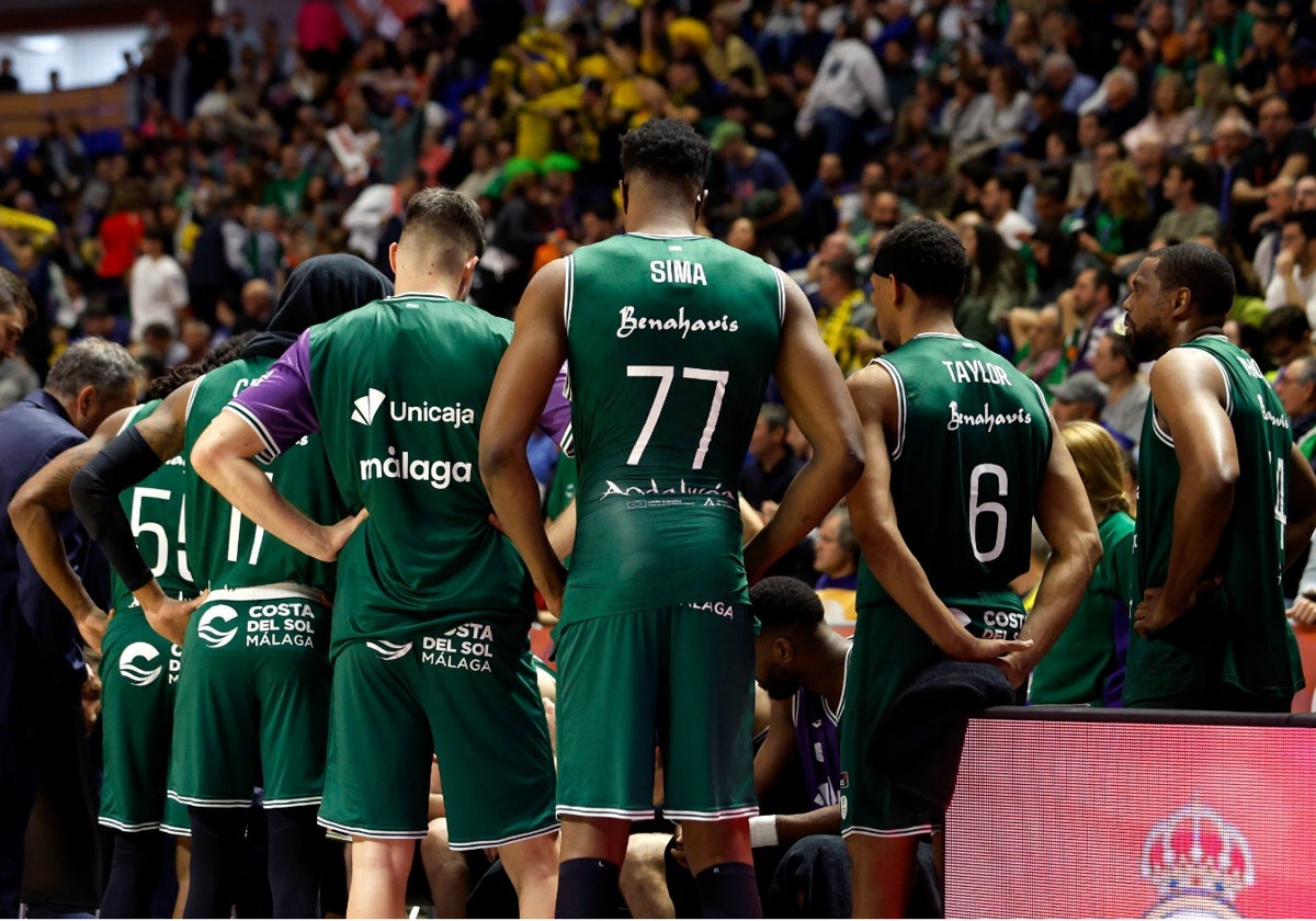 Los jugadores del Unicaja atienden en un tiempo muerto.