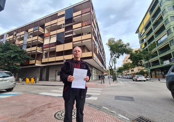 Paco Rodríguez muestra las cartas que ha recibido de la Sareb, delante del edificio del que le han obligado a marcharse.