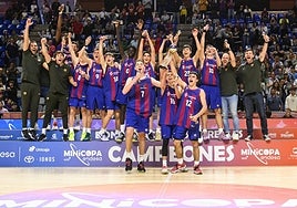 Los jugadores del Barcelona celebran el título.