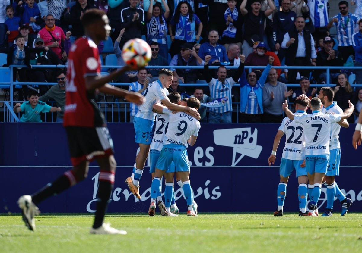 Los malaguistas celebran el primer gol del partido, en el minuto 16, como ante el Baleares.