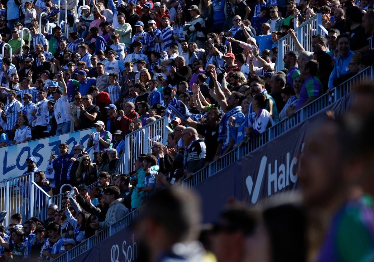 La Rosaleda lució este domingo con mucho color.