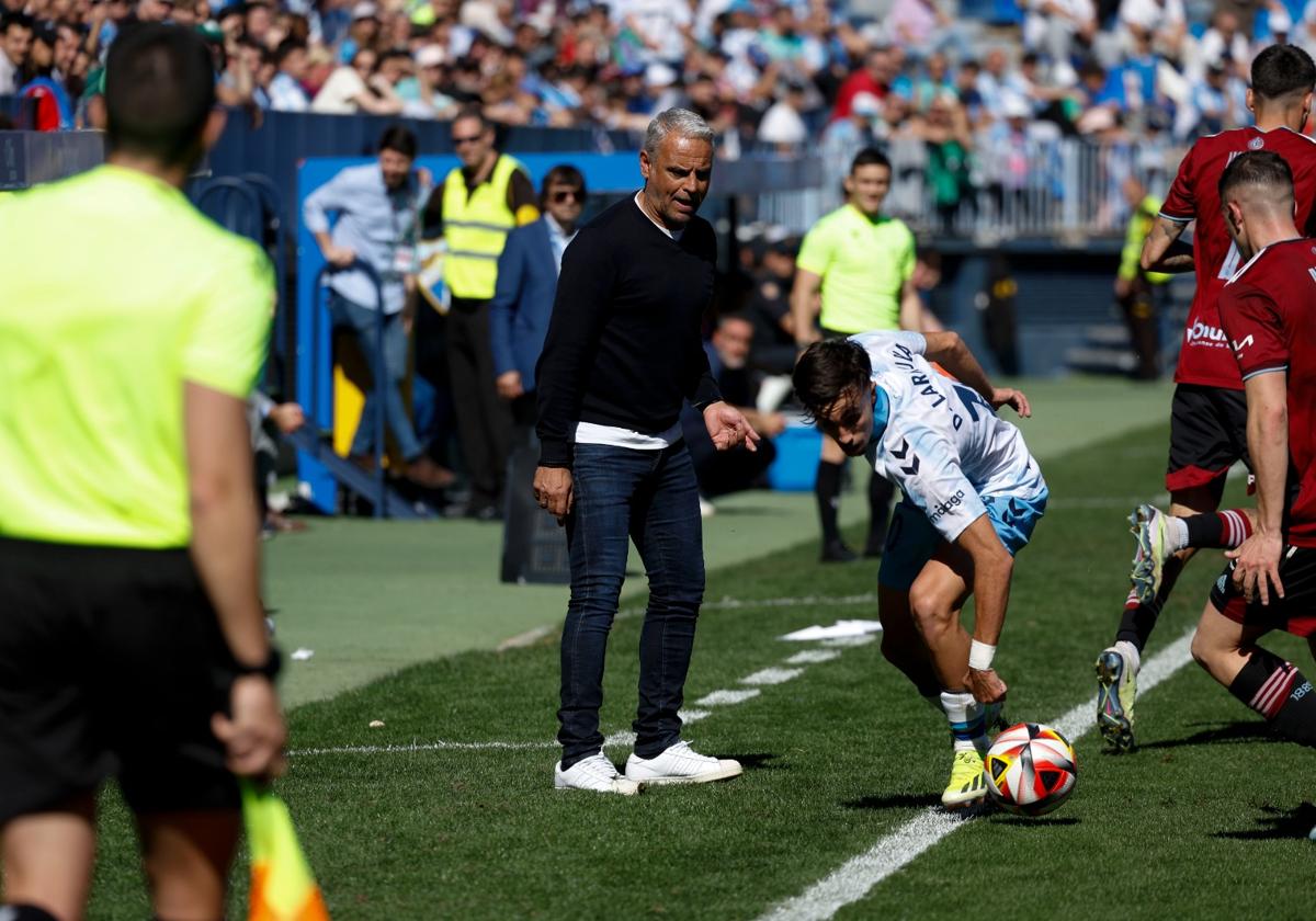 El entrenador del Málaga, Sergio Pellicer, sigue de cerca una jugada del partido contra el Recreativo de Huelva desde su área técnica en La Rosaleda.