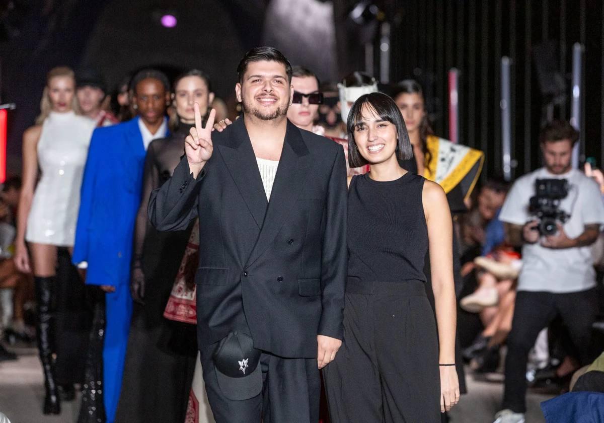 Álvaro Calafat y Ana Ponf saludan después de un desfile en Madrid.