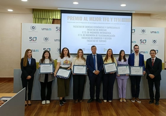 La directora de Recursos Humanos de El Corte Inglés, Eva Yeste (primera por la izquierda), el director de la cátedra (a la derecha) y el rector, con los estudiantes premiados.