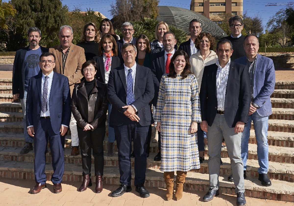 El rector de la Universidad de Málaga, Teo López, con su equipo de dirección.