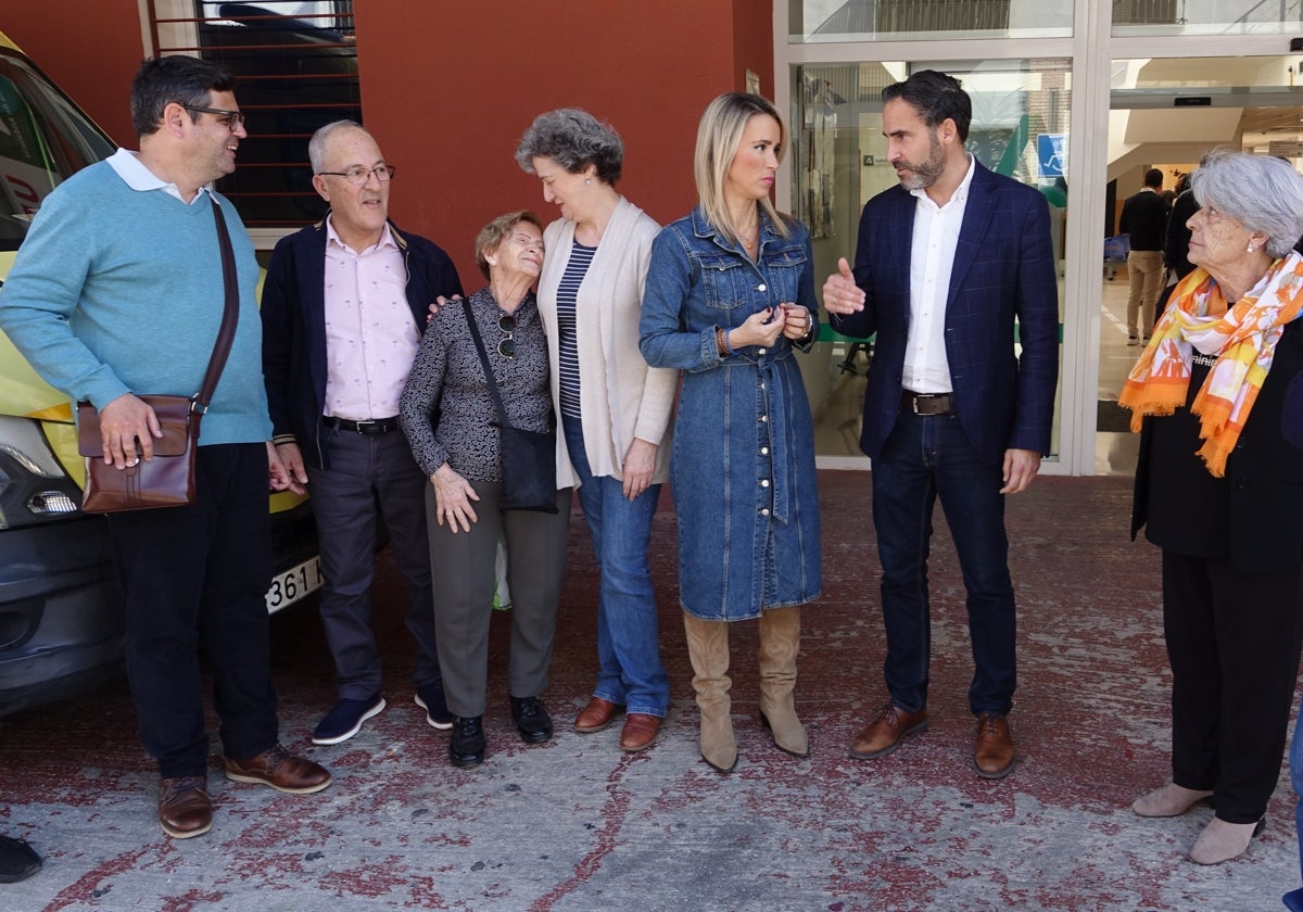 Dani Pérez y Patricia Alba, en el centro, durante su visita al centro de salud.