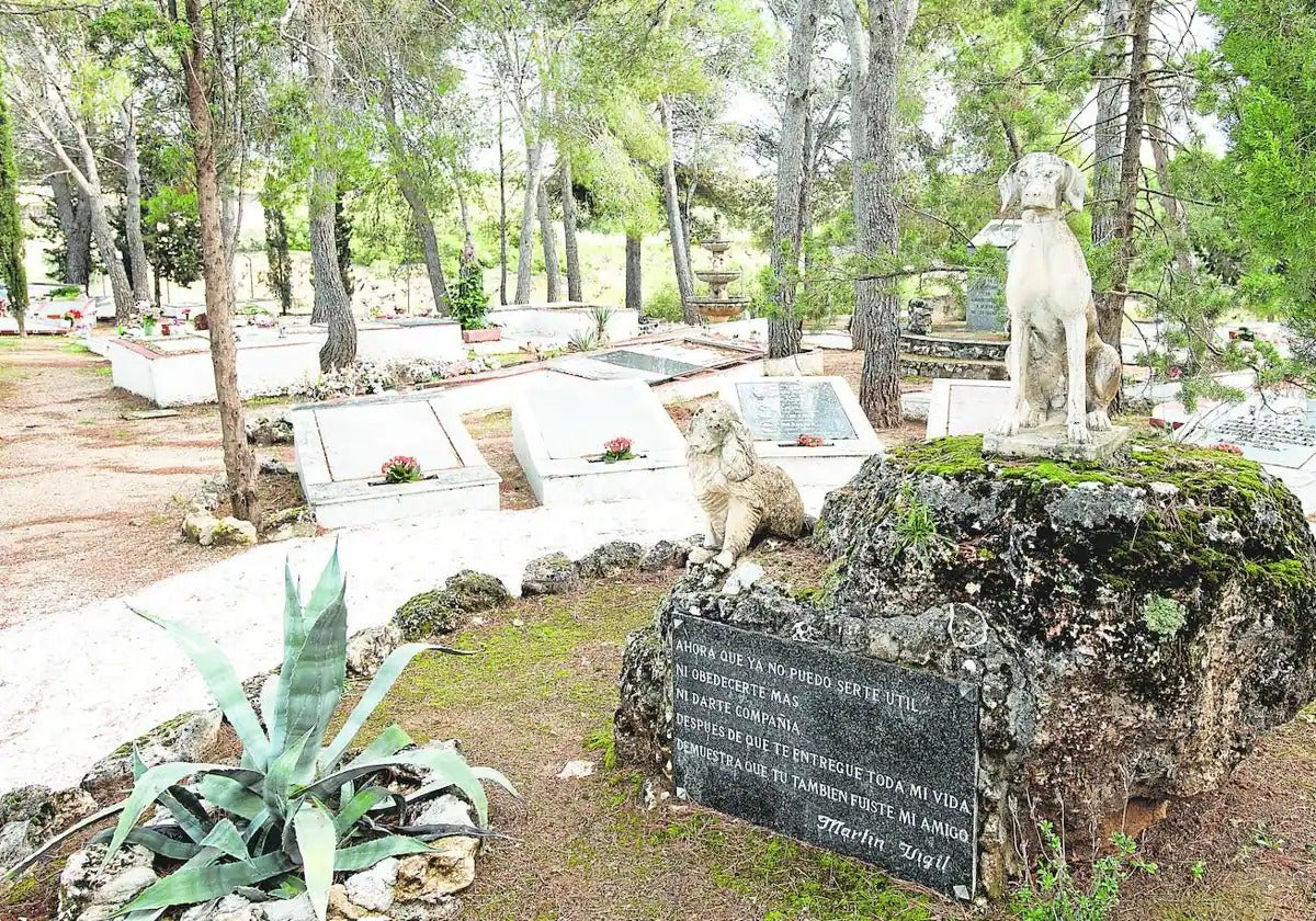 En la imagen, el cementerio privado de mascotas de Arganda del Rey, en Madrid, con más de 8.500 animales enterrados.