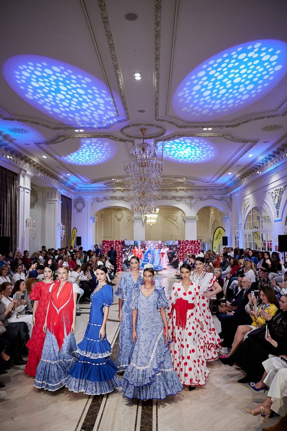 La pasarela de moda flamenca Con 2 lunares, en imágenes