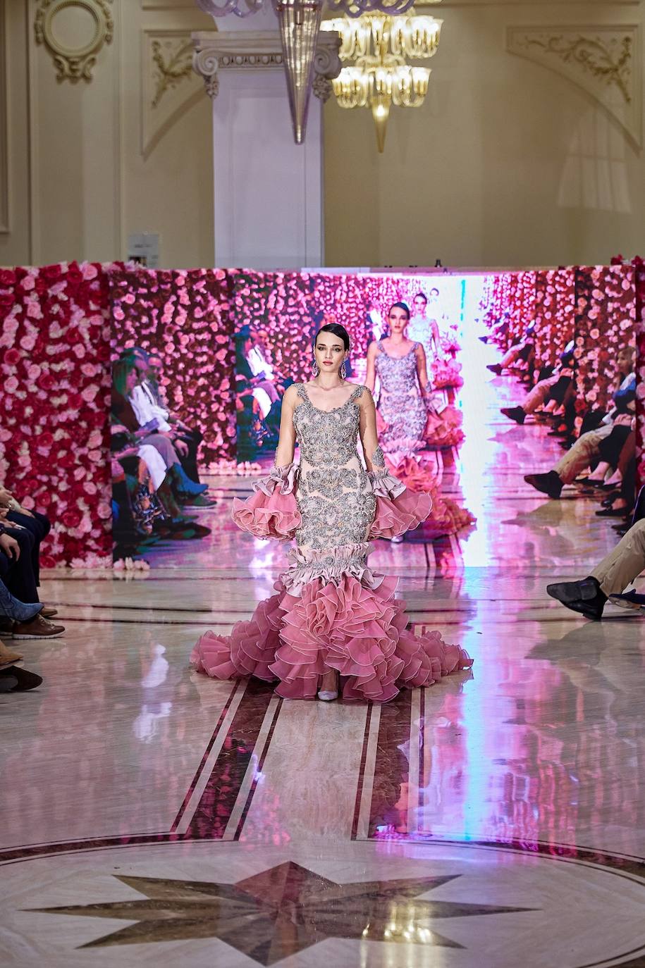 La pasarela de moda flamenca Con 2 lunares, en imágenes