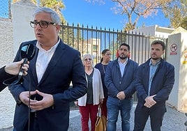 Antonio Navarro, diputado provincial y secretario general del PSOE de Torremolinos, en su comparecencia, en la que no ha estado la portavoz municipal, Maribel Tocón.