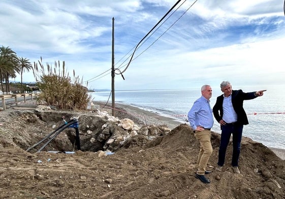 El edil de Infraestructuras y el gerente de Aqualia, en una visita a las obras la pasada semana.