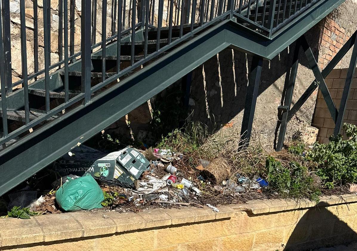 Vista de la basura acumulada debajo de la escalera mencionada.