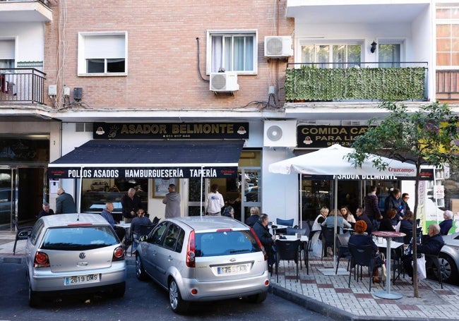 Una de las trabajadoras ha abierto la cafetería Belmonte, frente a La Gran Plaza.