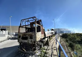 Imagen del tráiler incendiado en el verano de 2022 en el polígono industrial de Nerja.
