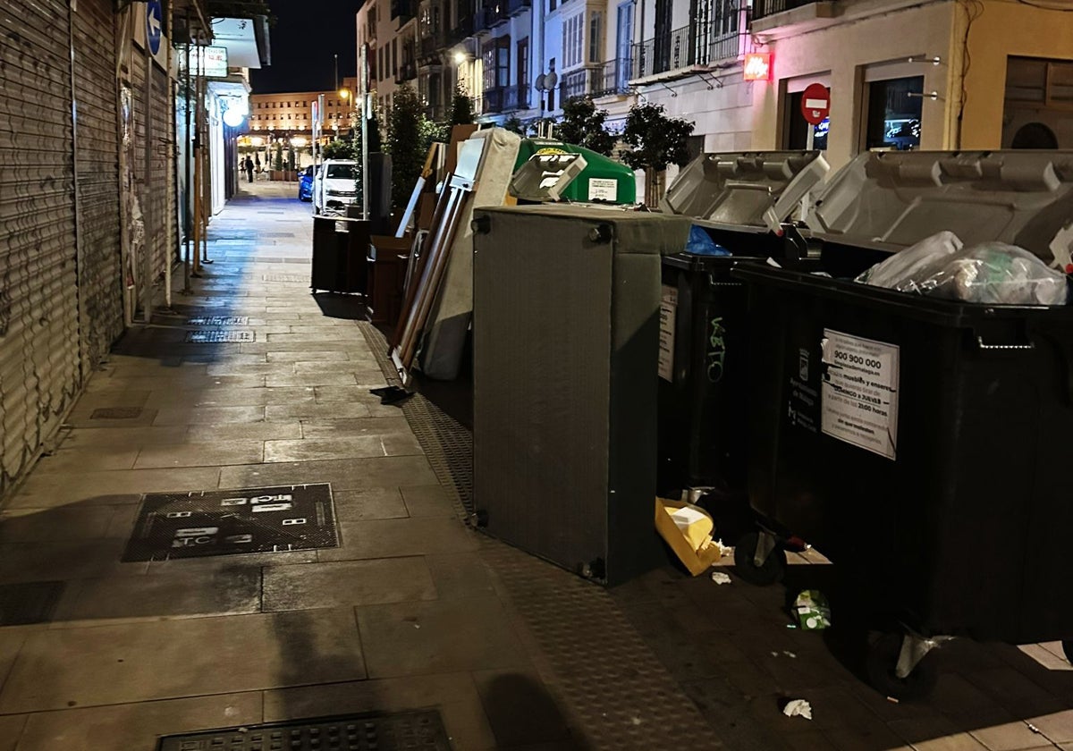 Basura acumulada al lado de los contenedores orgánicos