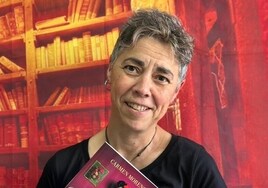 La escritora Carmen Moreno, con su libro.