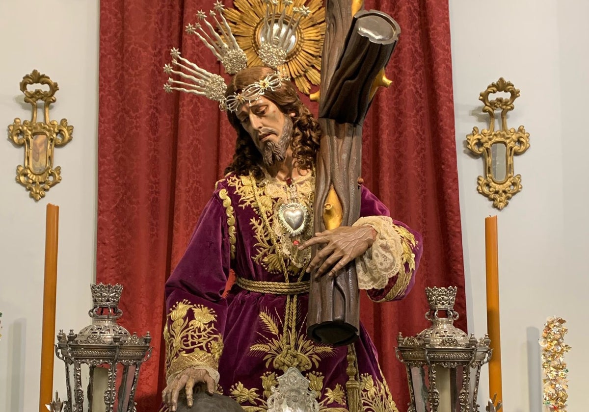 El titular de la Hermandad del Carmen Doloroso en el altar del triduo en su honor.