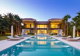 Imagen de una piscina ubicada en una villa de lujo en Marbella.