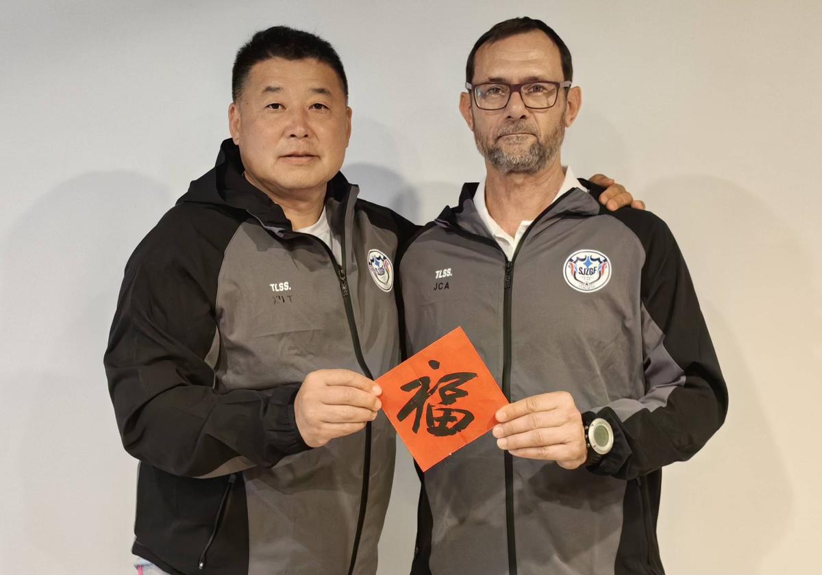 Juan Carlos Añón posa como nuevo entrenador del Shijiazhuang Gongfu.