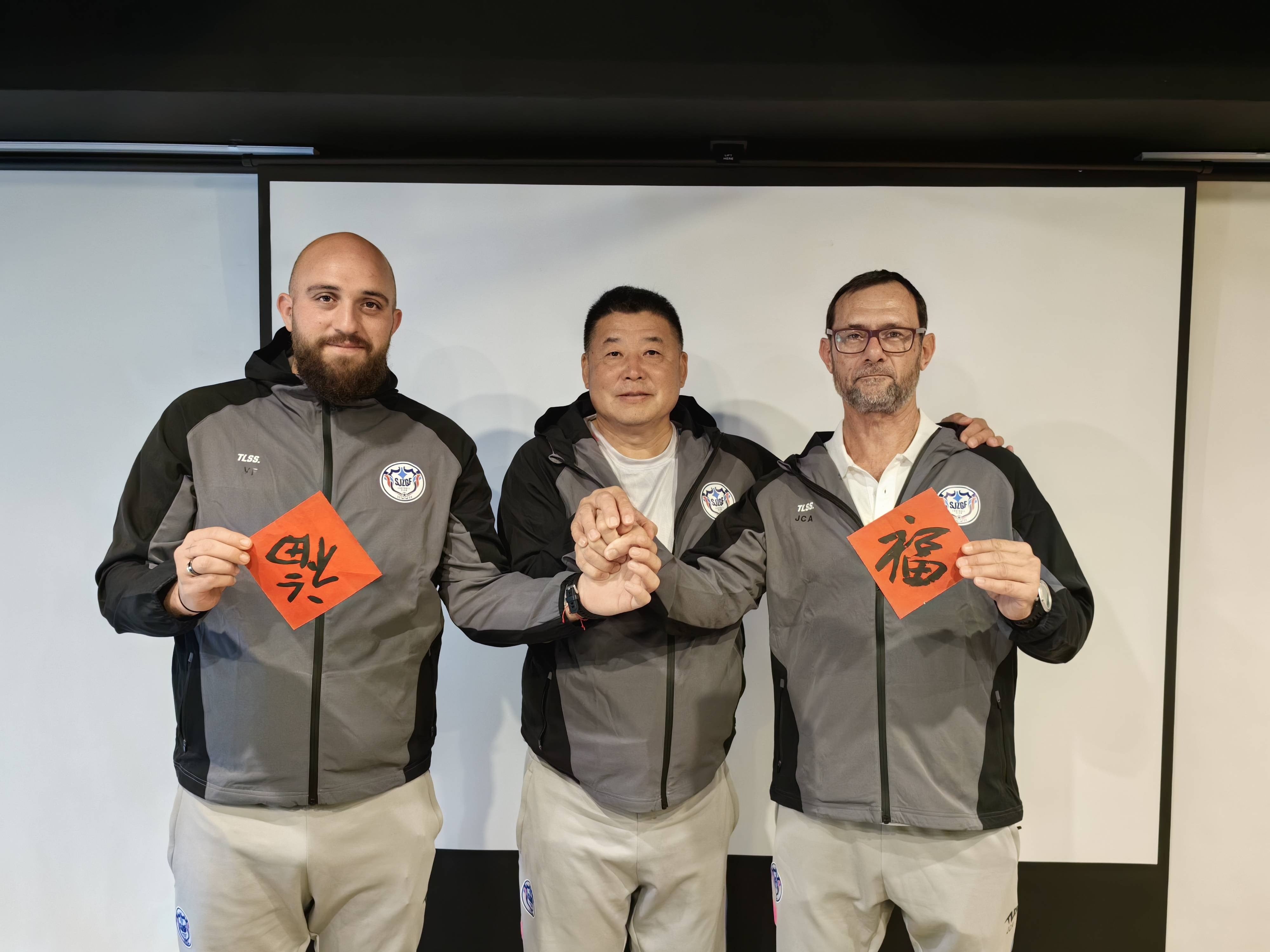 Víctor Franco y Juan Carlos Añón posan como nuevos fichajes del Shijiazhuang Gongfu.