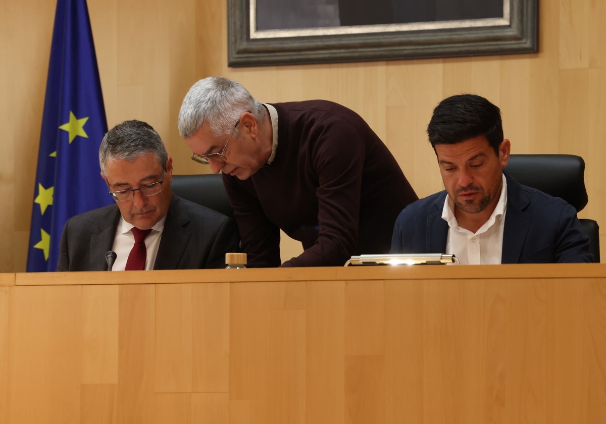 Francisco Salado, Juan Márquez y Cristóbal Guerrero, esta mañana.