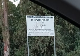 Cartel pidiendo que no se alimente a los jabalíes, instalado en una urbanización en Mijas.