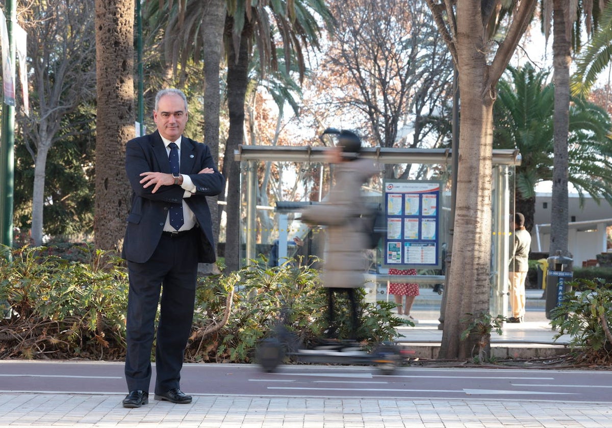 Salvador Merino, fotografiado en el Parque mientras pasaba junto a él un patinete eléctrico.