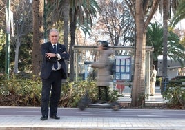 Salvador Merino, fotografiado en el Parque mientras pasaba junto a él un patinete eléctrico.