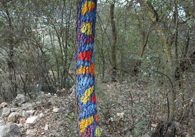 Hay tanto árboles como piedras pintadas por el artista Jes Gamart