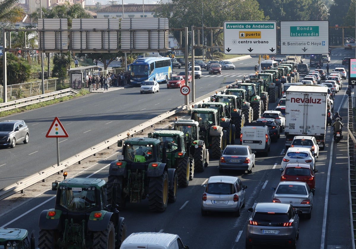 Una nueva tractorada recorre ya las calles de Málaga: «El campo muere»