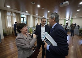 El rector, con la gerente, Rosario Gómez, y el inspector de Servicios, Sergio Cañete.