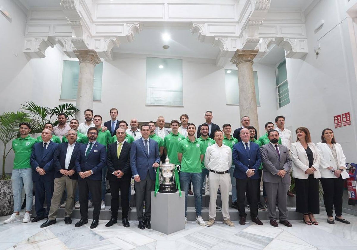 La plantilla del UMA Antequera posa con el presidente de la Junta de Andalucía, Juanma Moreno, el 19 de mayo de 2022, tras haber ganado la Copa del Rey de fútbol-sala.