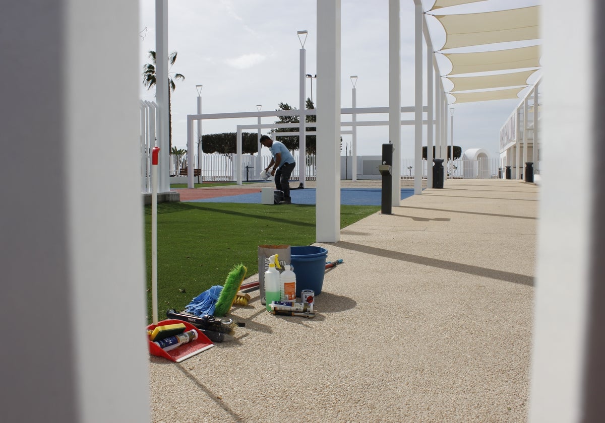 Últimos retoques de limpieza en el nuevo Parque Baluma.