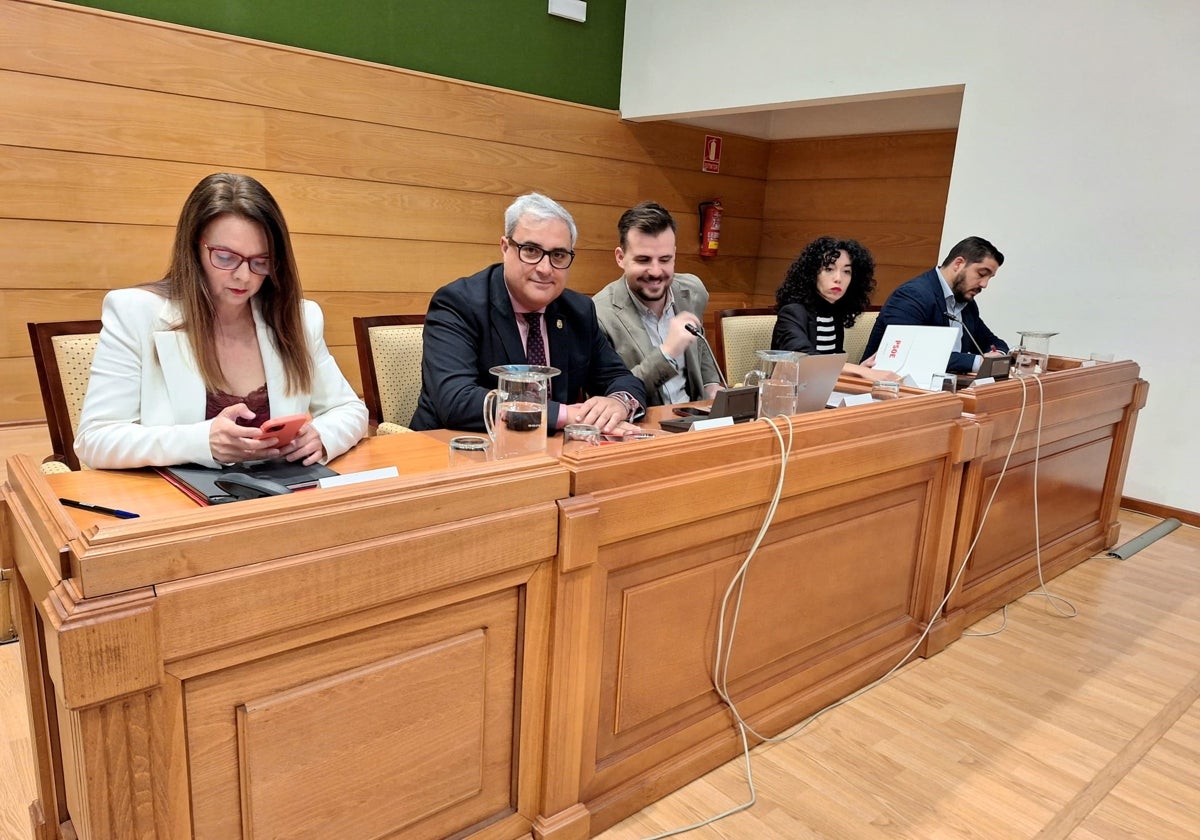 La bancada socialista en el pleno: Maribel Tocón, exportavoz socialista en el pleno; Antonio Navarro, secretario general de la agrupación local del PSOE; Jorge Padilla, nuevo portavoz; Nieves Rosales, dimitida de ejecutiva local, y José Muñoz.