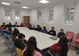 Los niños juegan y se divierten durante los talleres