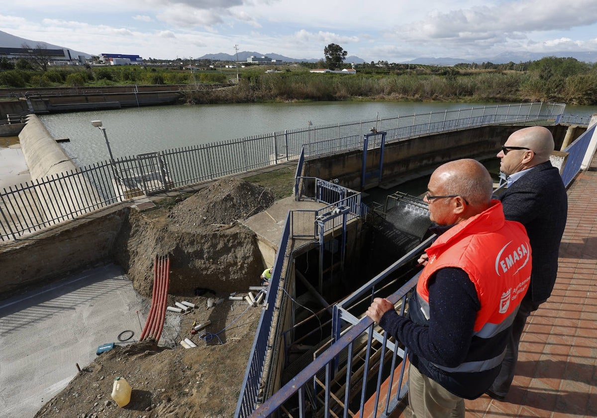 Los técnicos de Emasa observan el azud, que desvía el agua para su bombeo. Abajo, un operario trabaja en una obra para llevar agua a Cártama.