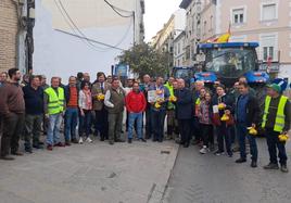 La imagen muestra a los agricultores y el alcalde de Antequera, Manolo Barón, despuésde mantener una reunión.