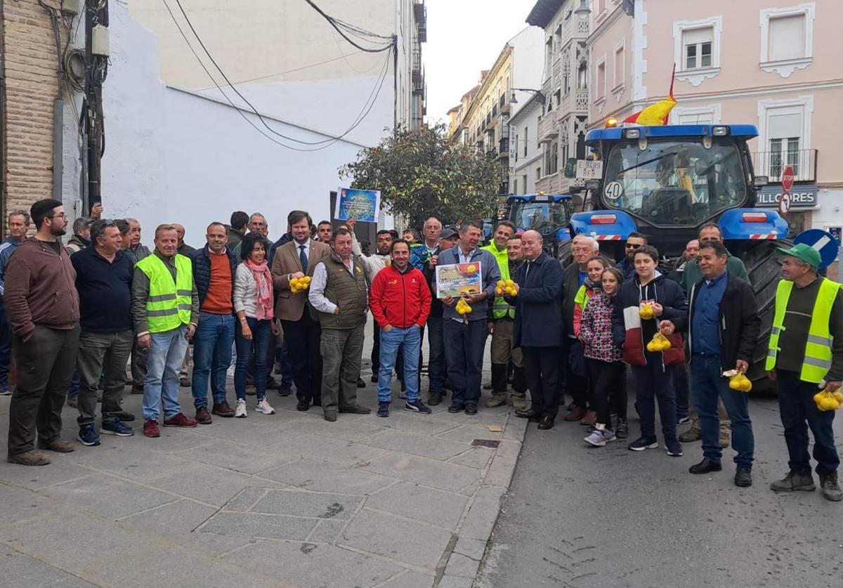 La imagen muestra a los agricultores y el alcalde de Antequera, Manolo Barón, despuésde mantener una reunión.