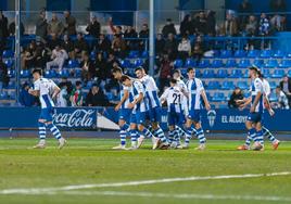 Jugadores del Alcoyano durante un partido reciente en su estadio, El Collao de Alcoy.