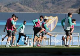 Jugadores del Málaga se ejercitan durante un entrenamiento de esta semana en el Anexo de La Rosaleda.