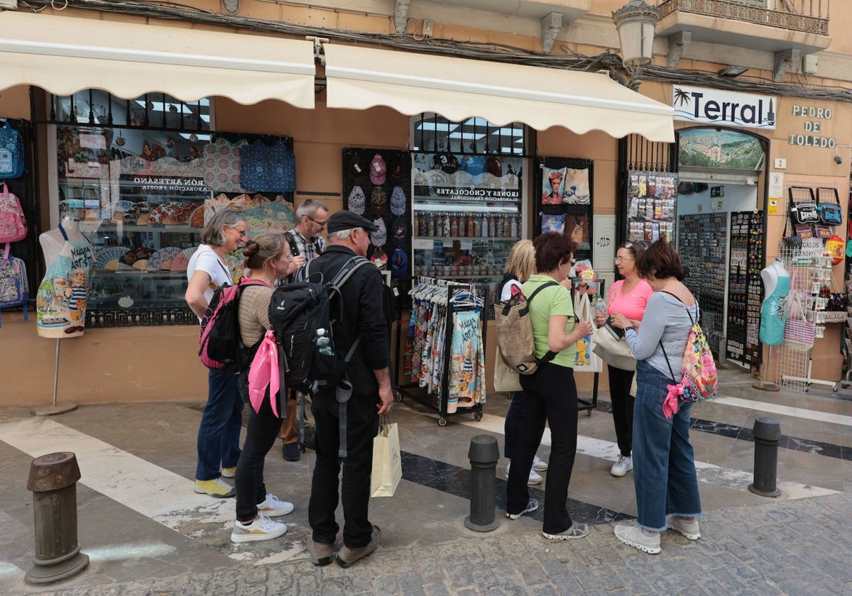 Turistas compran unos recuerdos en unas tiendas del Centro de Málaga.