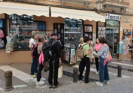 Turistas compran unos recuerdos en unas tiendas del Centro de Málaga.