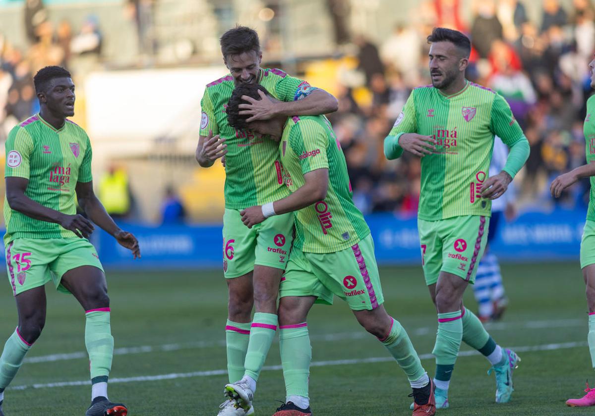 Genaro abraza a Dani Lorenzo tras anotar el 0-2 ante el Alcoyano. Moussa y Dioni acuden también a la celebración.