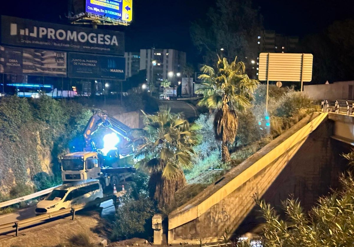 Trabajos nocturnos para levantar las pasarelas sobre la A-7, que unirán el centro de Fuengirola con la futura zona de expansión