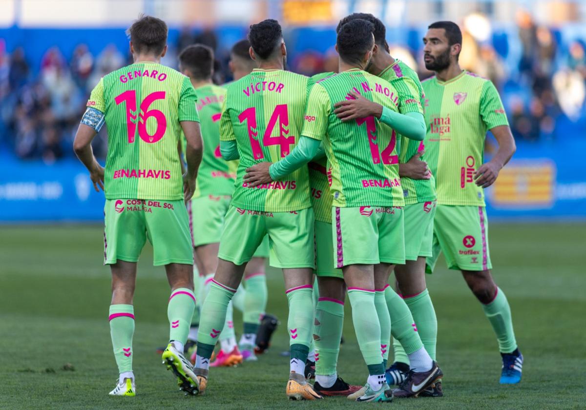 Jugadores del Málaga celebran uno de sus goles contra el Alcoyano.